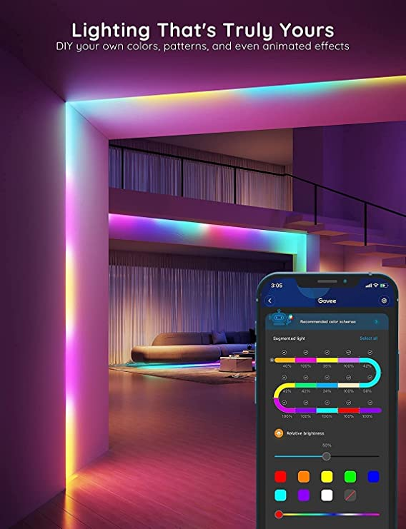 Zimmer mit farbigen LED-Streifen beleuchtet. Ein Telefon zeigt App-Steuerung.