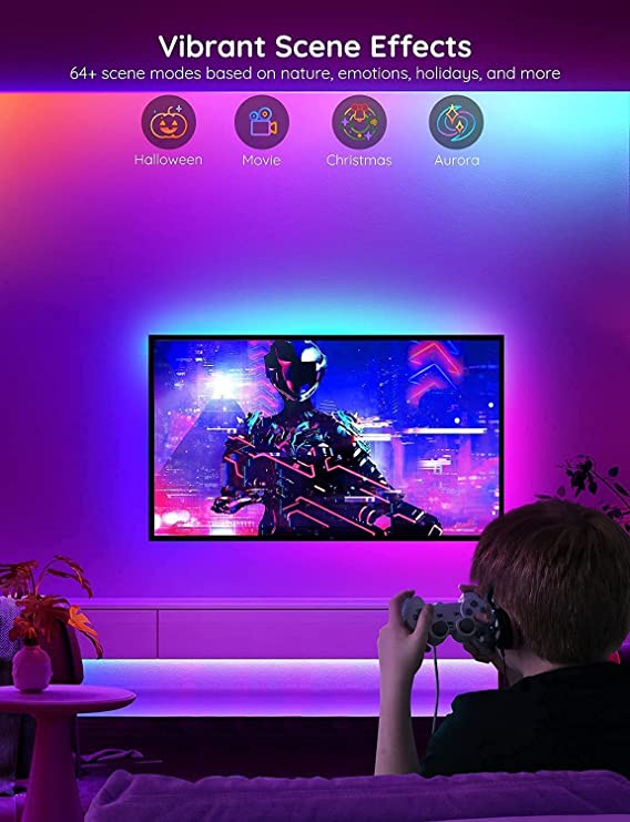 Eine Person spielt ein Videospiel mit einem Controller, bunte Lichter an einer Wand.