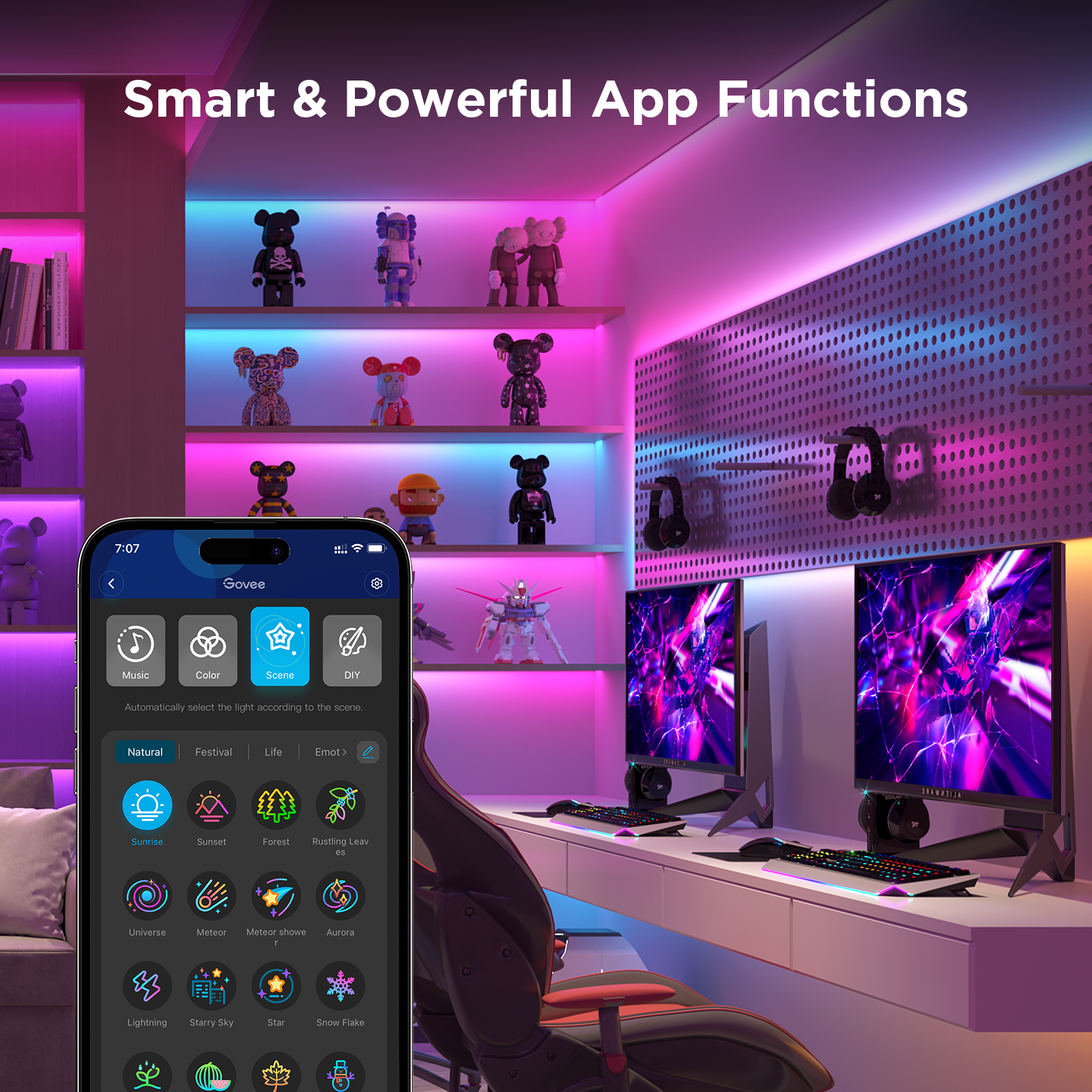 Ein Smartphone zeigt die Govee App. Ein Gaming-Zimmer mit intelligenten Lichtern und Monitoren.