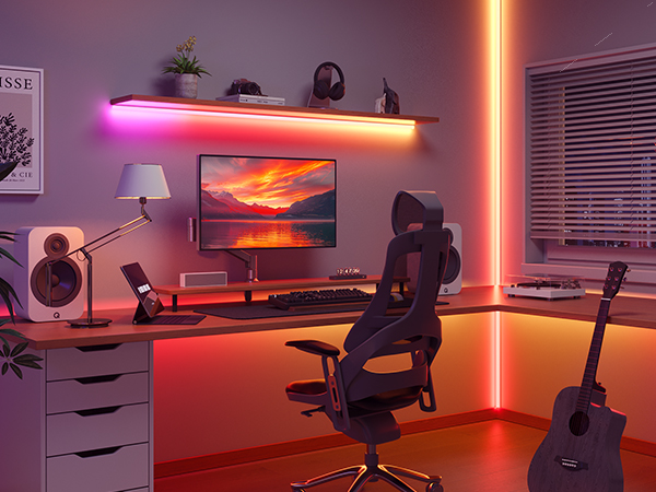 Ein modernes Heimbüro mit Schreibtisch, Monitor, Tastatur, Stuhl, Gitarre und Neonlichtern.