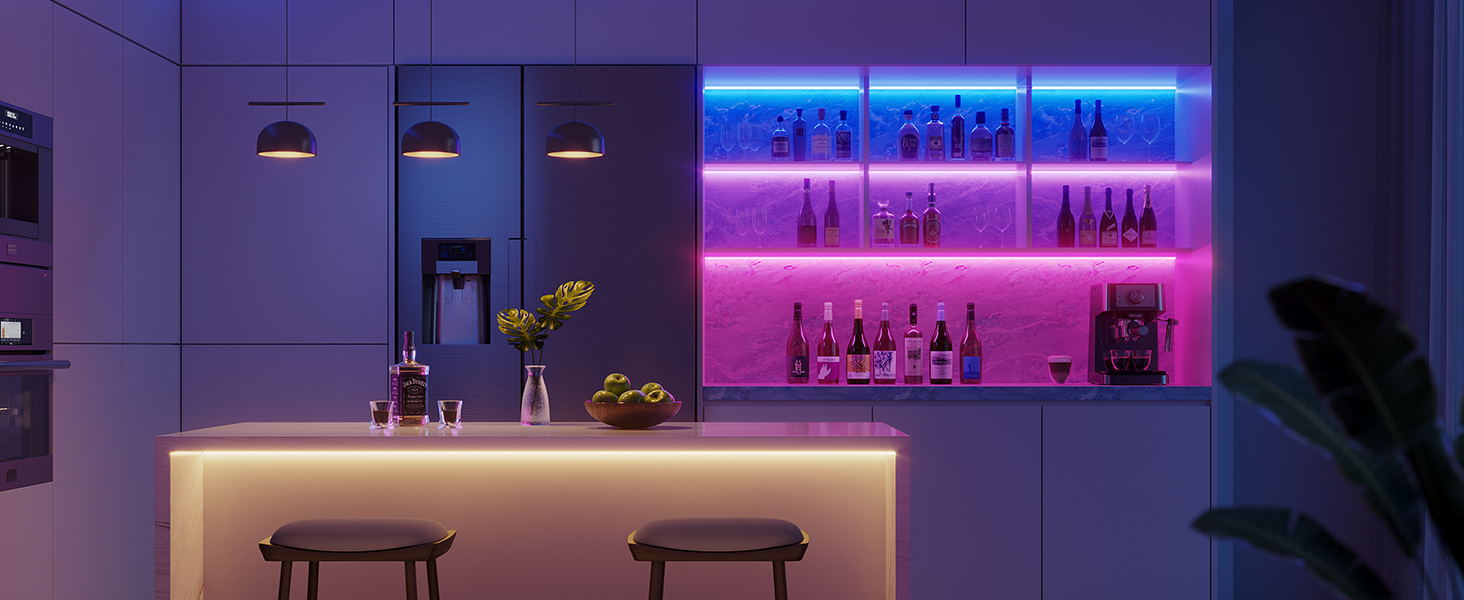 Moderne Küche mit Bar, beleuchtet mit Neonlicht und Regalen mit Flaschen.