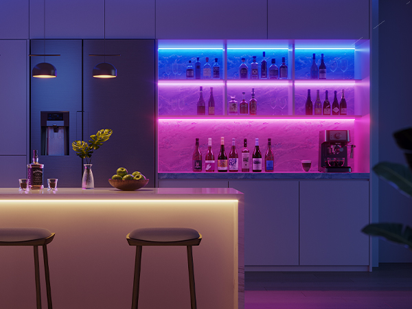 Küchenbar mit Neonbeleuchtung und Flaschen.