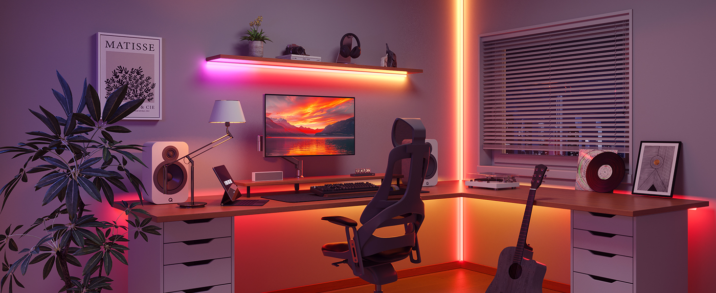 Gemütliches Gaming-Zimmer mit Schreibtisch, Monitor, Stuhl, Gitarre und Neonlichtern.
