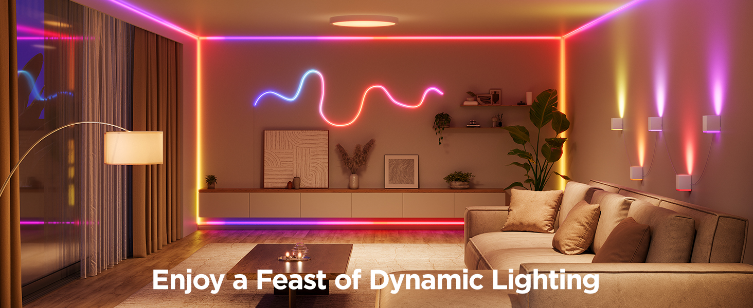 Ein Wohnzimmer mit bunten LED-Leuchten an Wänden und Decke.