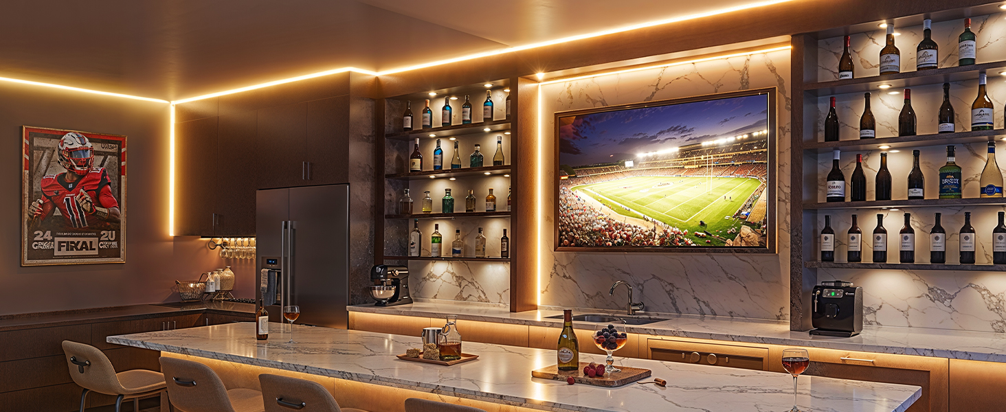 Innenraum einer Hausbar mit Fernseher, Spirituosenregalen und Marmor-Arbeitsplatte.