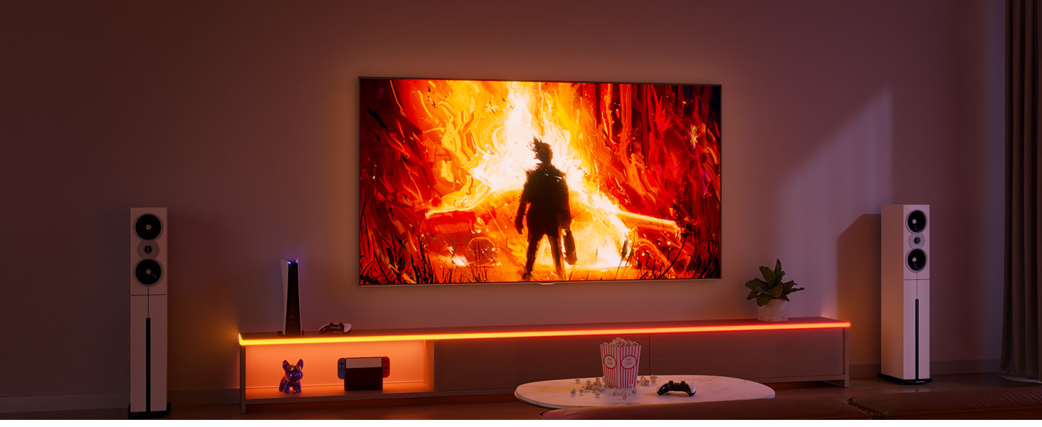 Wohnzimmer mit großem Bildschirm und Lautsprechern, orange beleuchtet.
