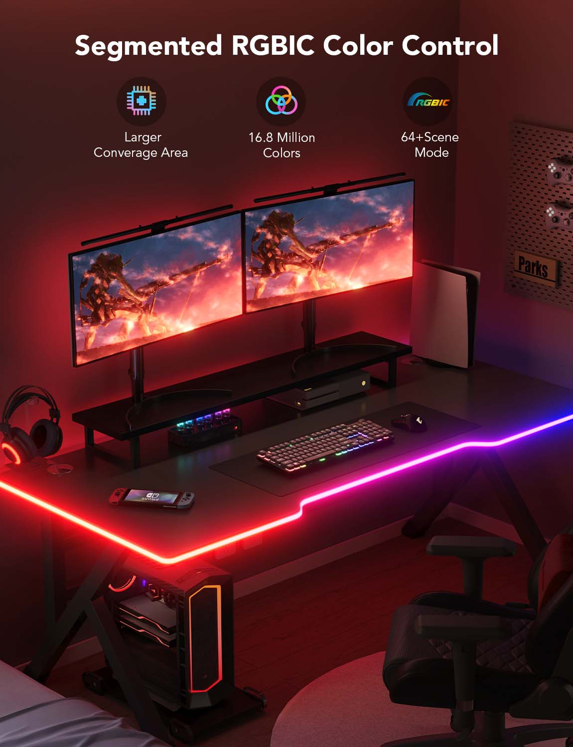 Gaming-Setup mit zwei Monitoren, RGB-Beleuchtung. Schreibtisch mit Tastatur, Maus und Konsolen. PC-Tower in der Ecke.