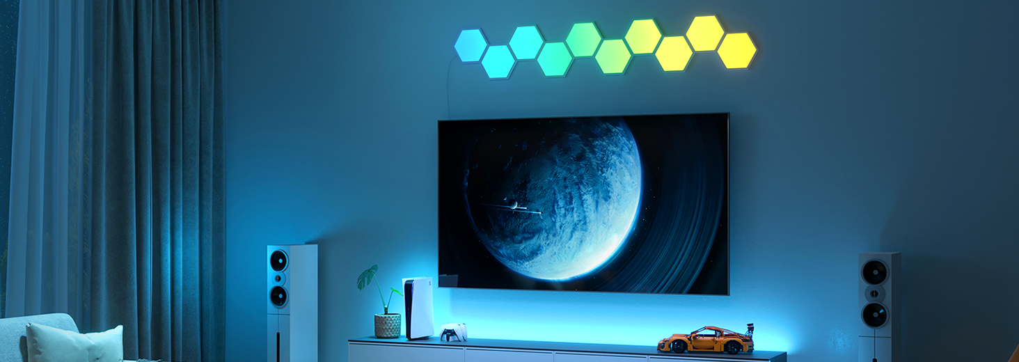 Ein Raum mit einem Fernseher, Lautsprechern und einer farbenfrohen Lichtanzeige. Der Hintergrund ist blau.
