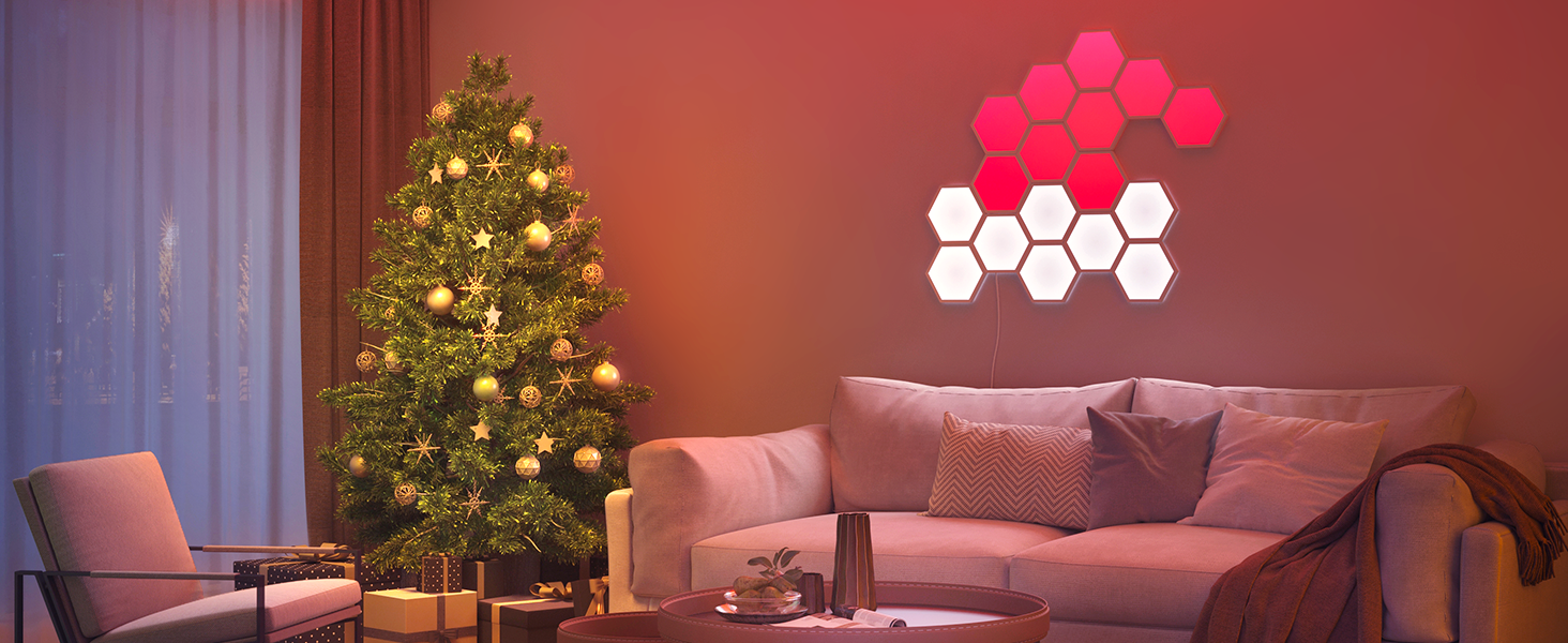 Wohnzimmer weihnachtlich dekoriert mit Baum, Geschenken und beleuchteter Wandkunst.