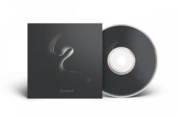 CD-Hülle und Disc. Hülle dunkel mit hellem Wirbel.