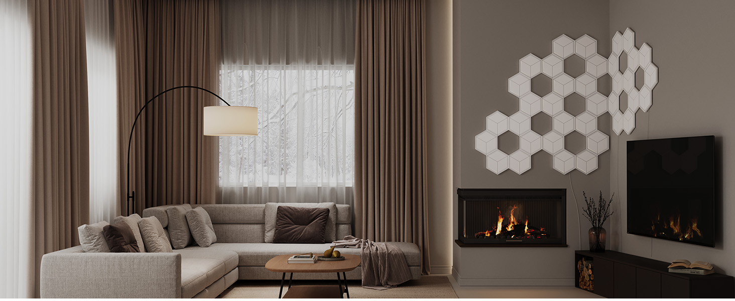 Wohnzimmer mit Couch, Kamin, Wanddekor und Fenster mit Außenansicht.