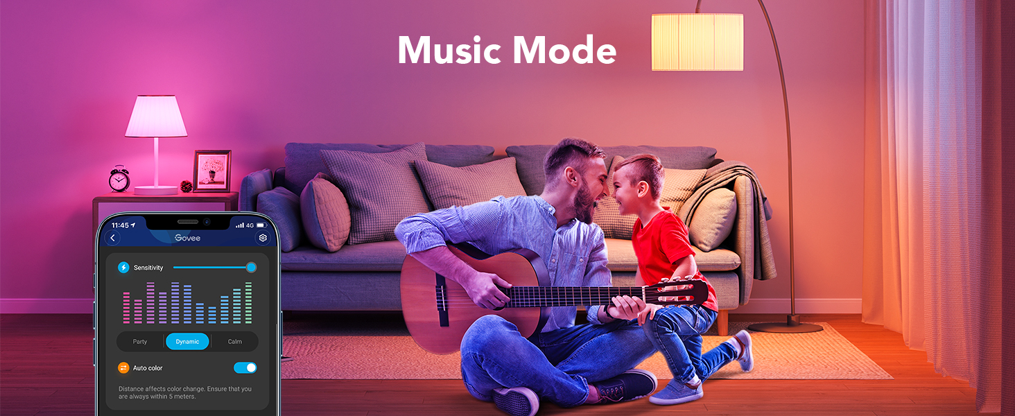 Ein Vater und Sohn in einem Raum mit bunten Lichtern, der Vater spielt Gitarre, und ein Telefon zeigt App.