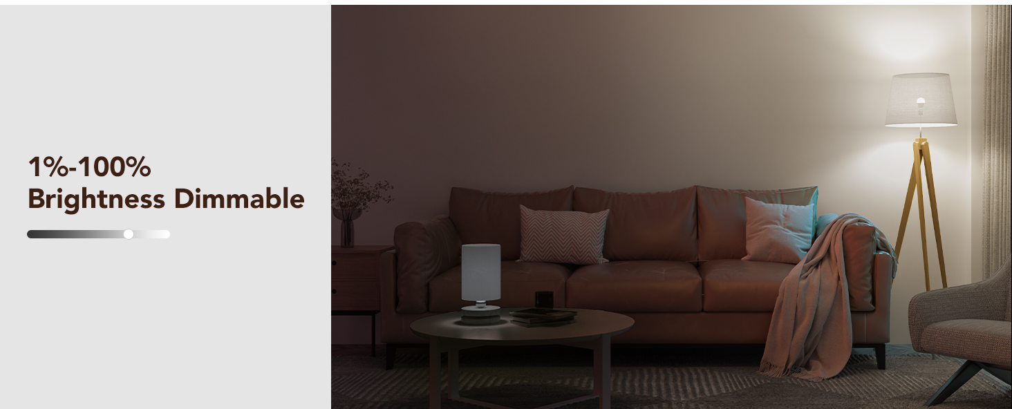 Wohnzimmer mit Sofa, Tischlampe und dimmbarer Lichtleiste.