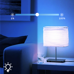 Eine Lampe mit einstellbarer Helligkeit. Die Lampe steht auf einem Tisch. Ein Glas Wasser ist in der Nähe.