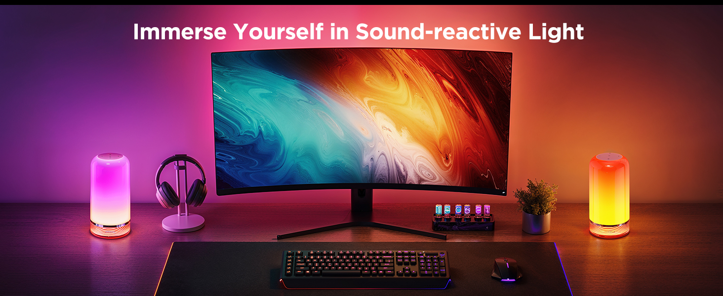 Ein Gaming-Setup mit Monitor, Lichtern, Kopfhörern und Tastatur.