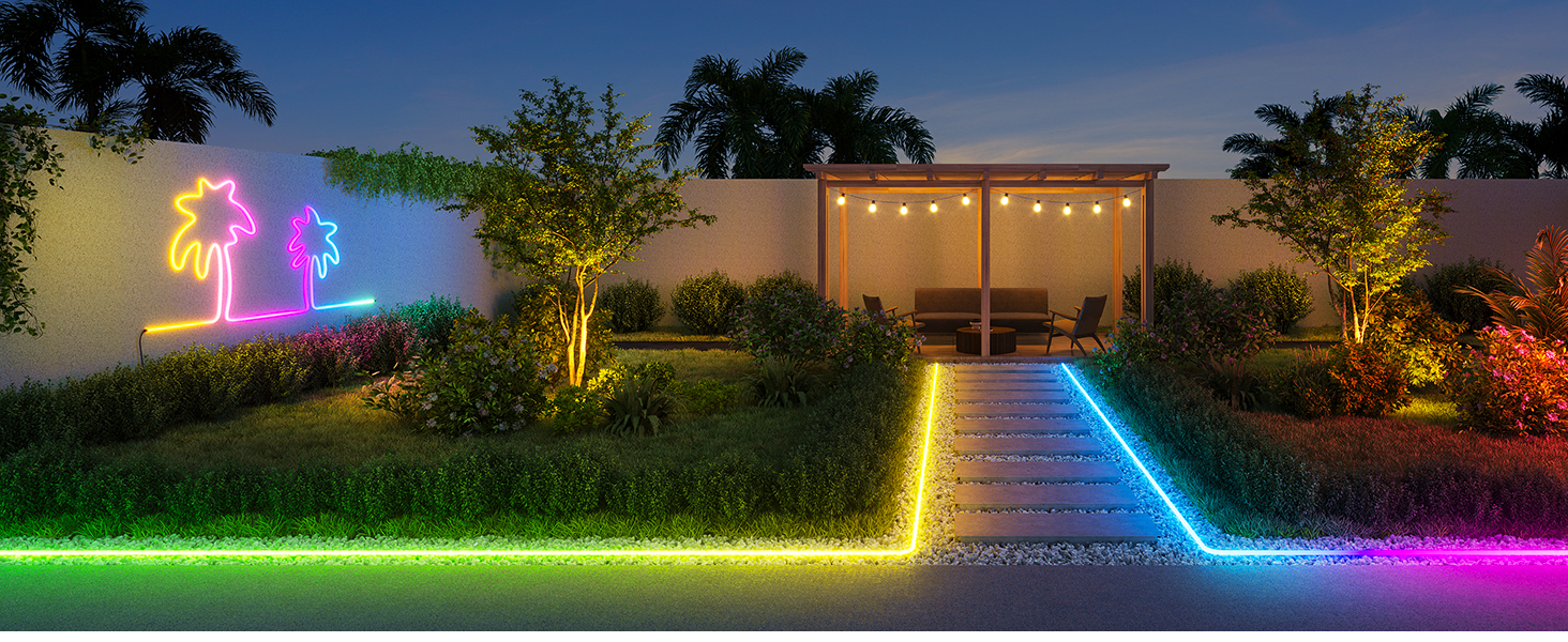 Eine Neon-Palme und ein Weg mit bunten Lichtern, die zu einer Holzpergola mit Lichterketten führen.