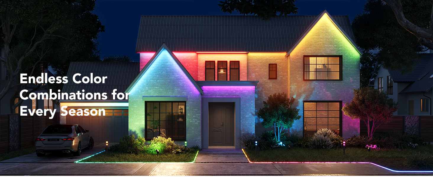 Ein Haus bei Nacht mit farbenfrohen Lichtern, die die Fassade beleuchten.