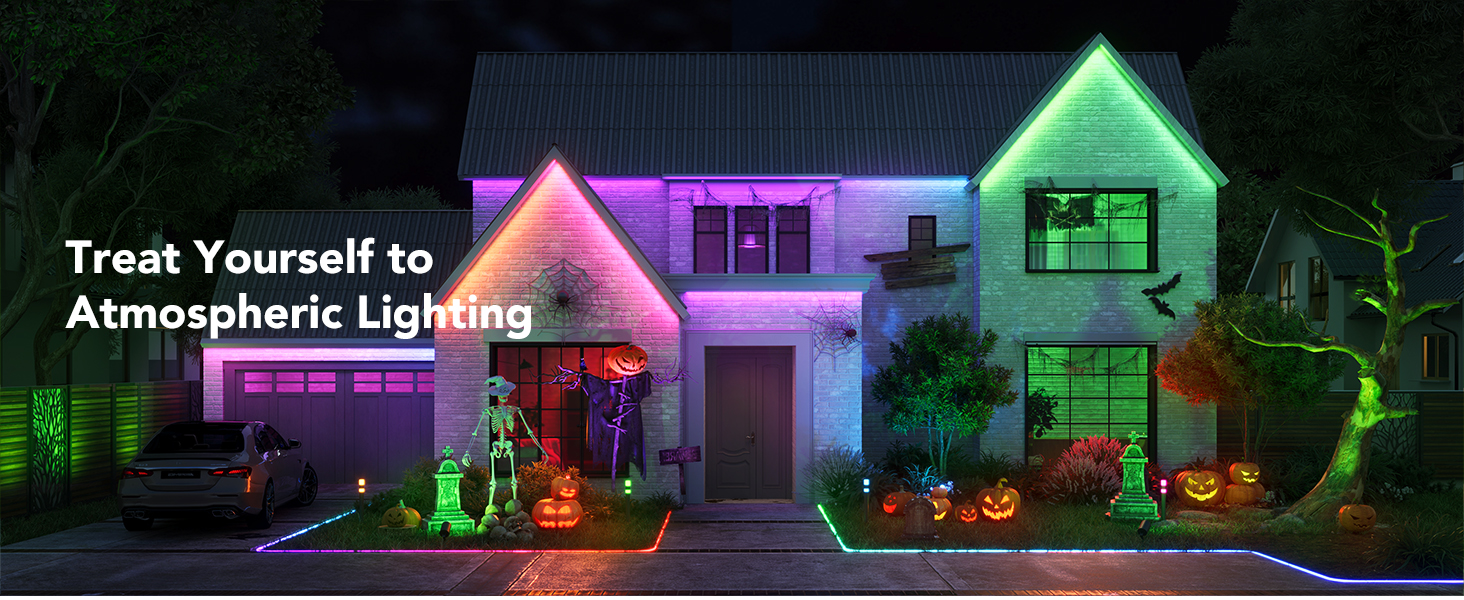 Ein Haus, das für Halloween mit gruseliger Beleuchtung dekoriert wurde.