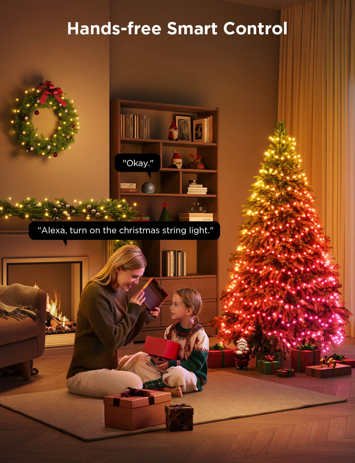 Mutter und Kind interagieren mit einem Weihnachtsbaum, der sich beleuchtet. Es gibt Geschenke und einen Kamin.