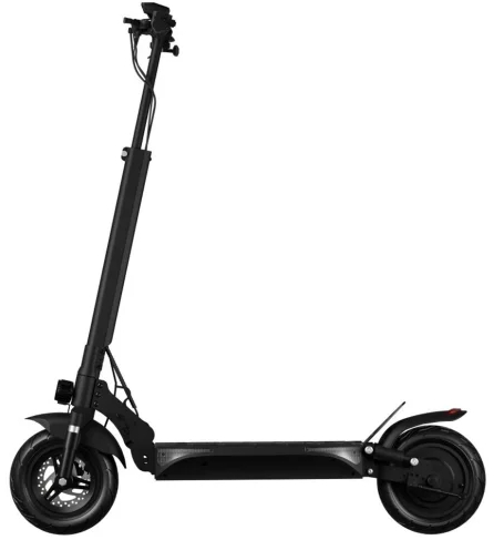 Czarny skuter elektryczny, widok z boku, na białym tle.