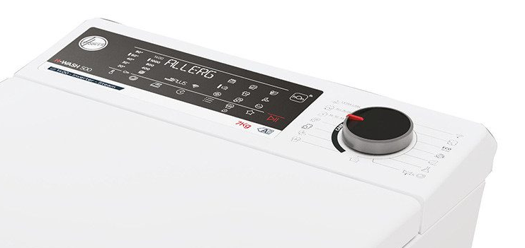 Fehér mosógép vezérlőpaneljének közeli képe. Fekete tárcsa és digitális kijelző szöveggel és ikonokkal.