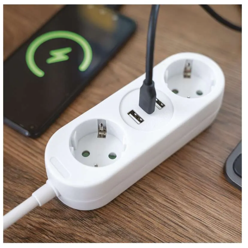 Fehér elosztó USB portokkal és egy közeli töltő telefonnal, fa asztalon.