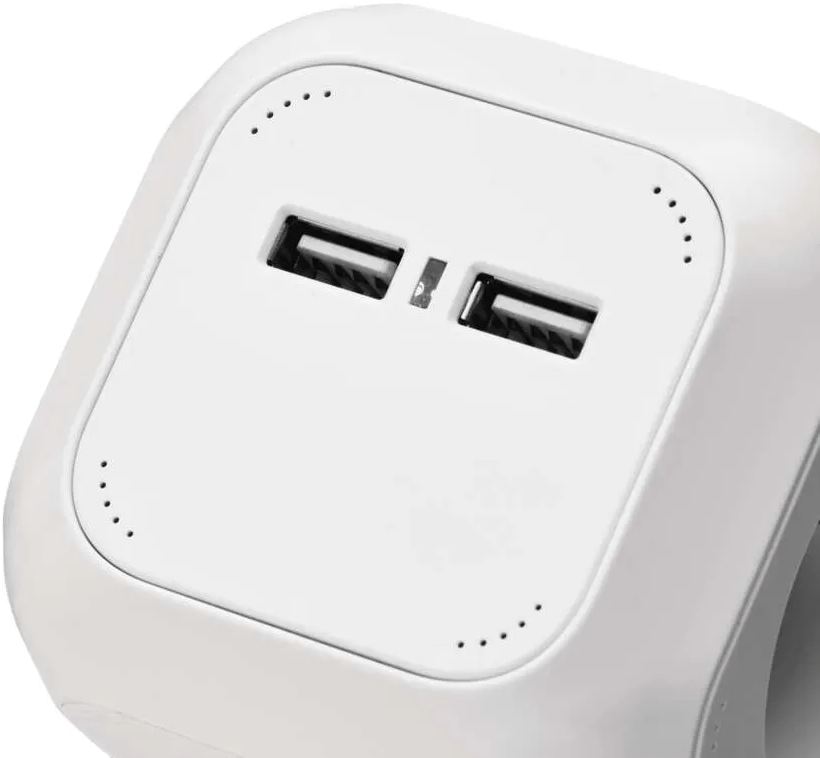 Egy fehér USB-töltő közeli képe két USB-porttal.