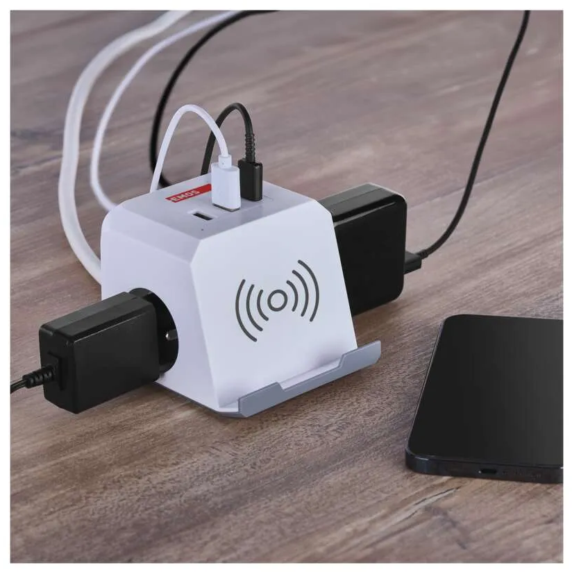 Fehér elosztó USB-vel és telefon töltéssel.