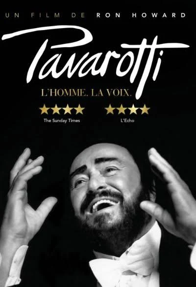 Une affiche de film en noir et blanc avec le visage d'un homme. Le titre est écrit en blanc.