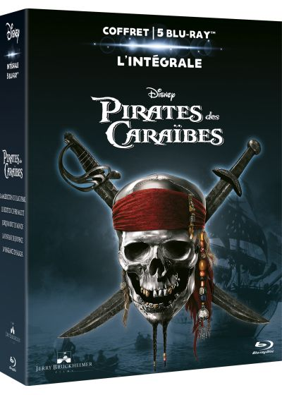 Coffret Blu-ray Pirates des Caraïbes. Comprend un crâne avec un bandana rouge et des épées croisées. Fond sombre.