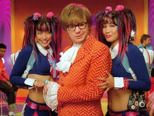Austin Powers avec deux femmes en tenues assorties.