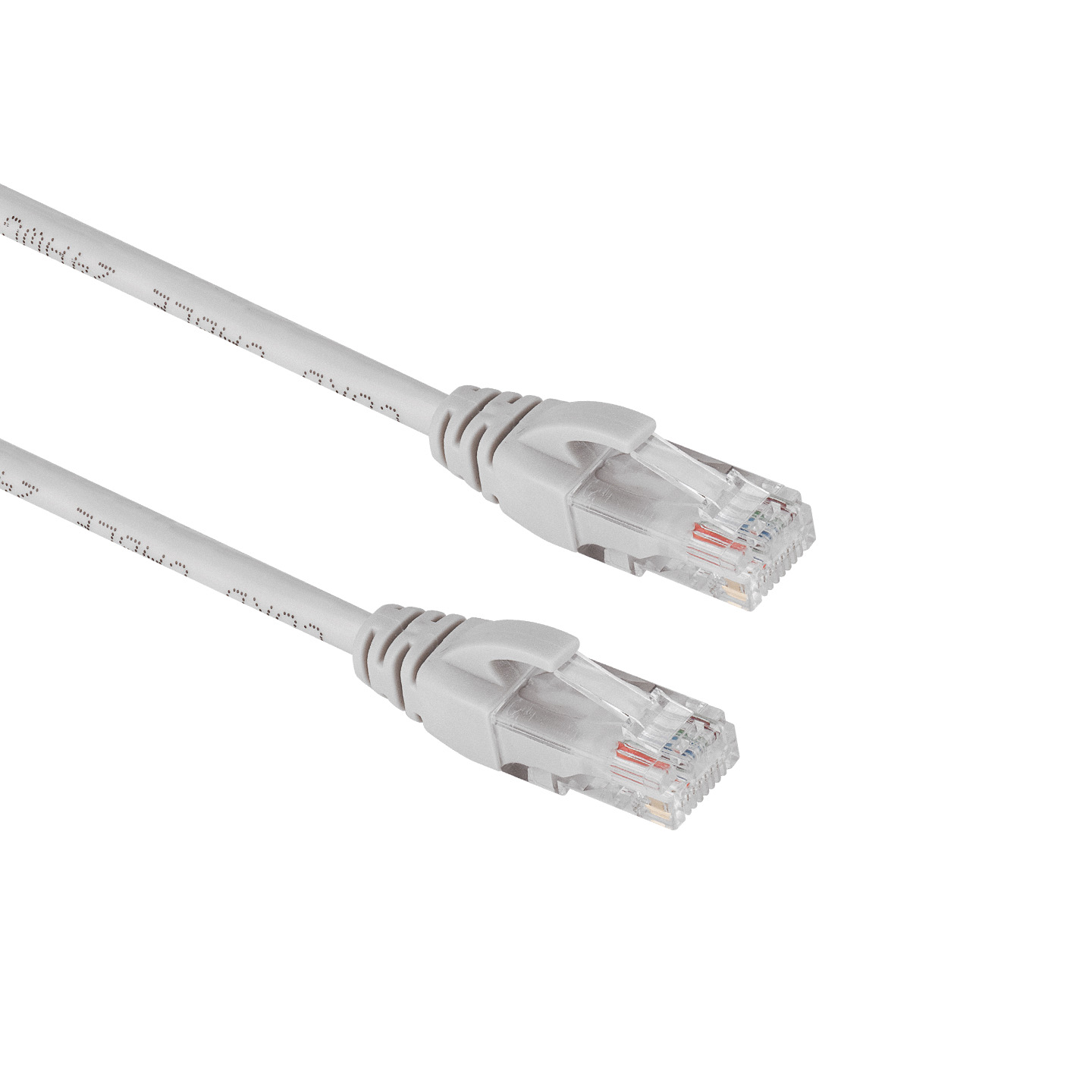 Gri konektörlü iki beyaz ethernet kablosu. Arka plan beyaz.