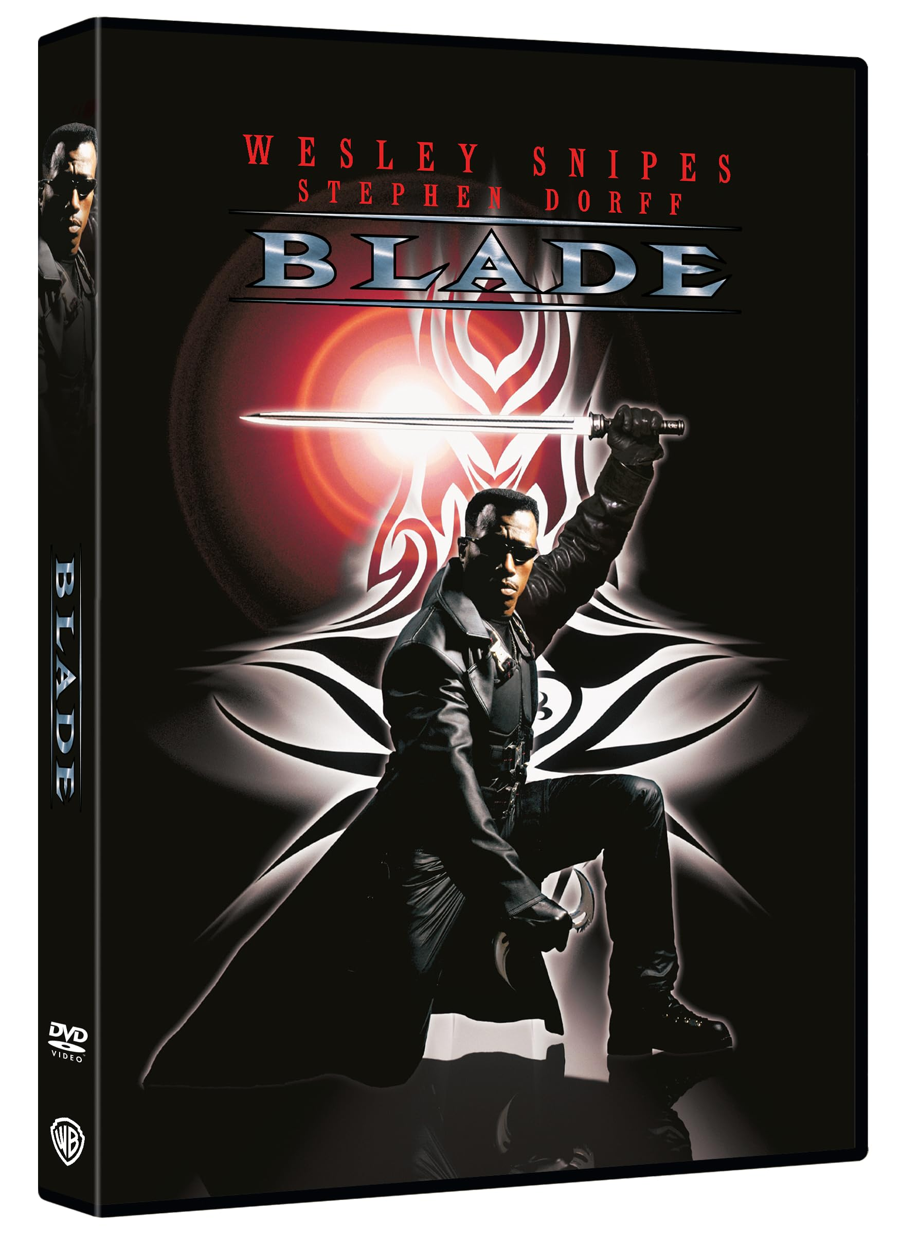 Couverture DVD : Homme en costume de cuir, tenant une épée. Titre : Blade. Fond noir avec motif blanc.