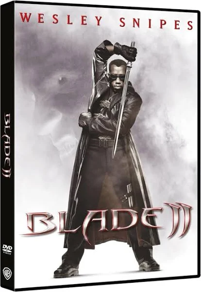 Jaquette DVD pour 'Blade II', avec Wesley Snipes en cuir noir, tenant une épée.