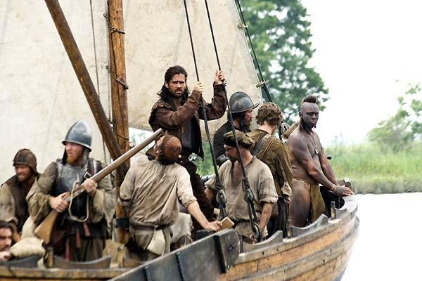 Hommes dans un bateau, certains avec des chapeaux et des armes. Eau et arbres visibles.