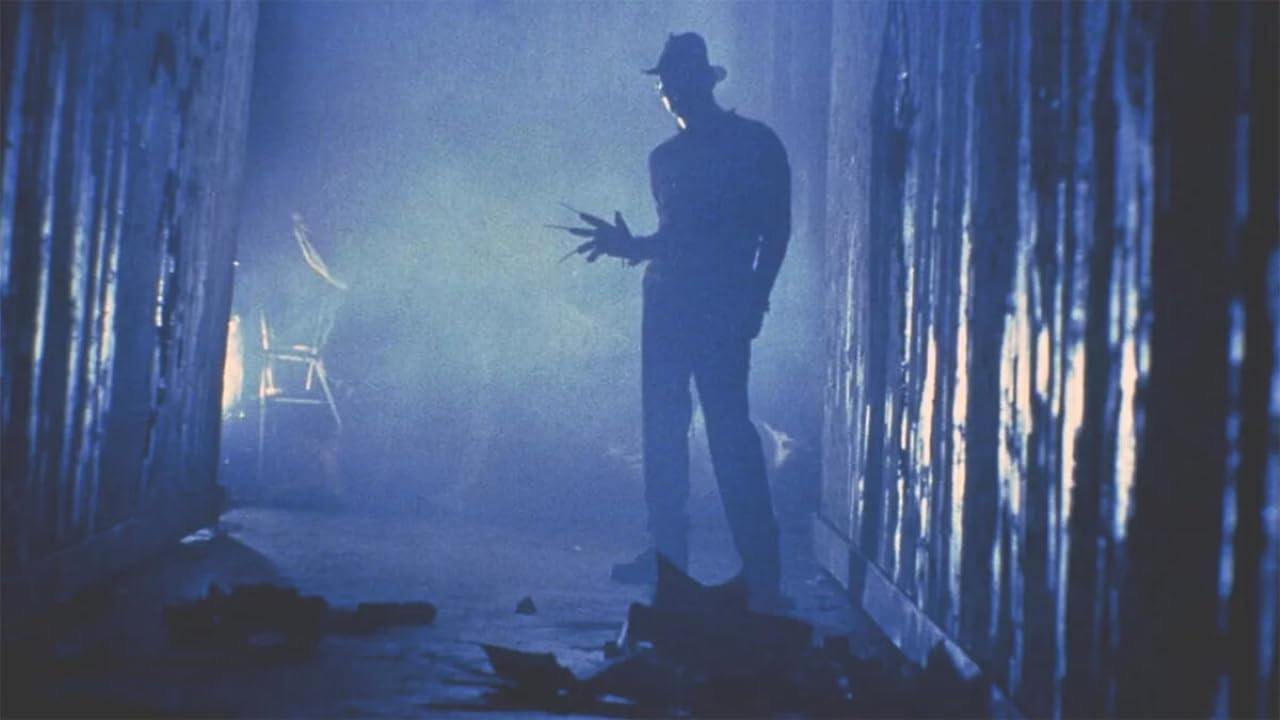 Silhouette de Freddy Krueger dans un couloir, avec de longs ongles, scène de film d'horreur.