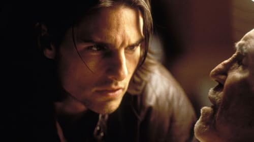 Tom Cruise kijkt aandachtig naar een oudere man in een close-up uit de film.