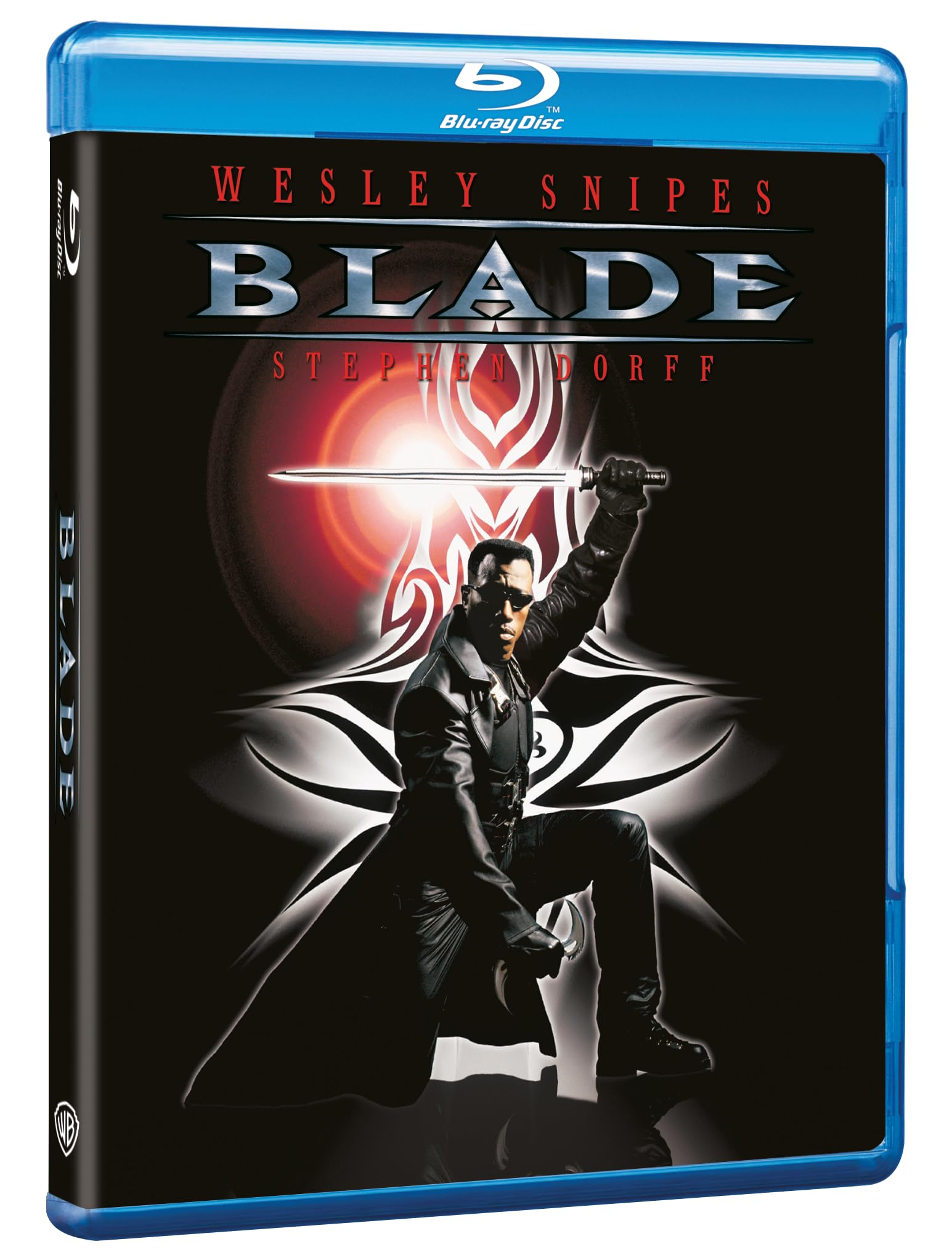Boîtier Blu-ray de Blade. Un homme en manteau noir tient une épée.