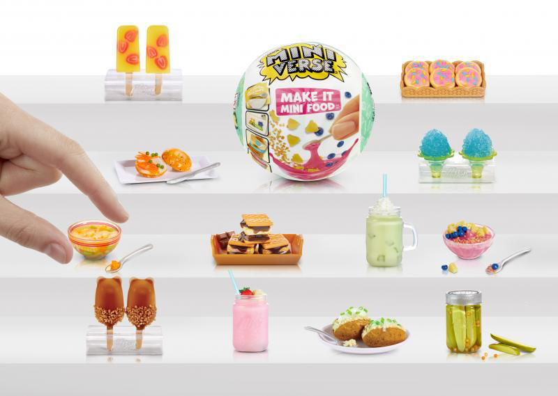 Eine Ausstellung von Miniatur-Lebensmitteln, darunter Eis, ein Sandwich und ein Glas Essiggurken.