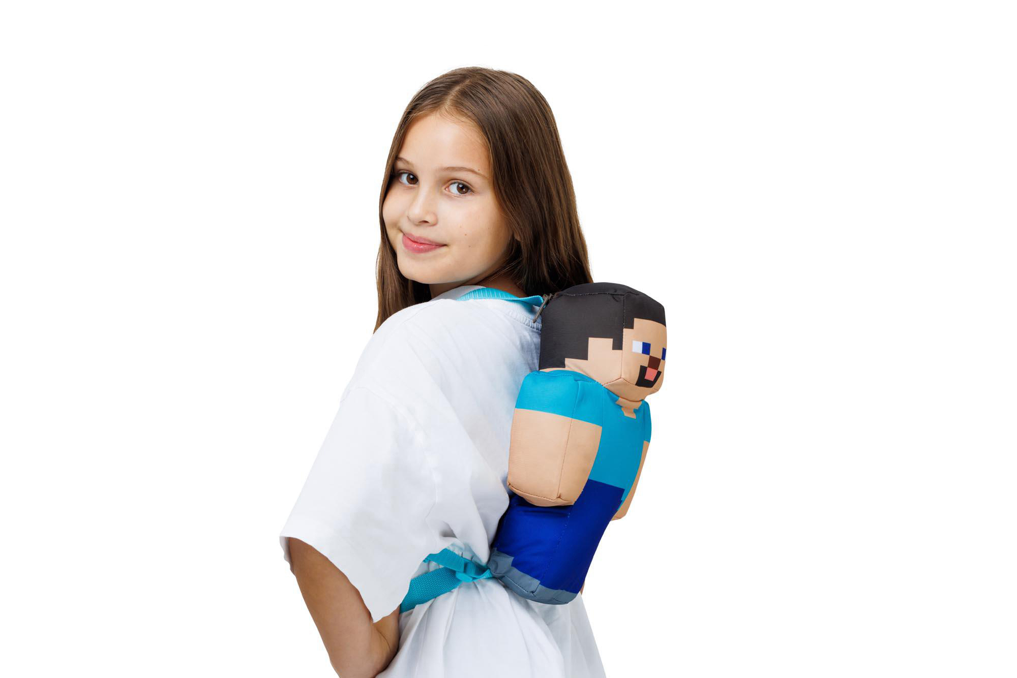 Ein Mädchen mit einem Minecraft-Rucksack mit einem Steve-Charakter, das in die Kamera lächelt.