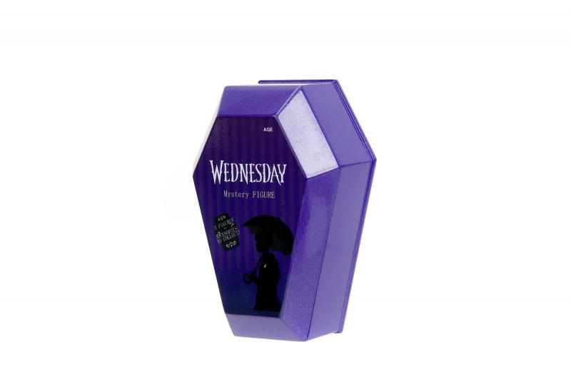 Eine lila Sargförmige Box mit einem Wednesday Mystery Figure Etikett, mit einem Regenschirm und einer Silhouette.