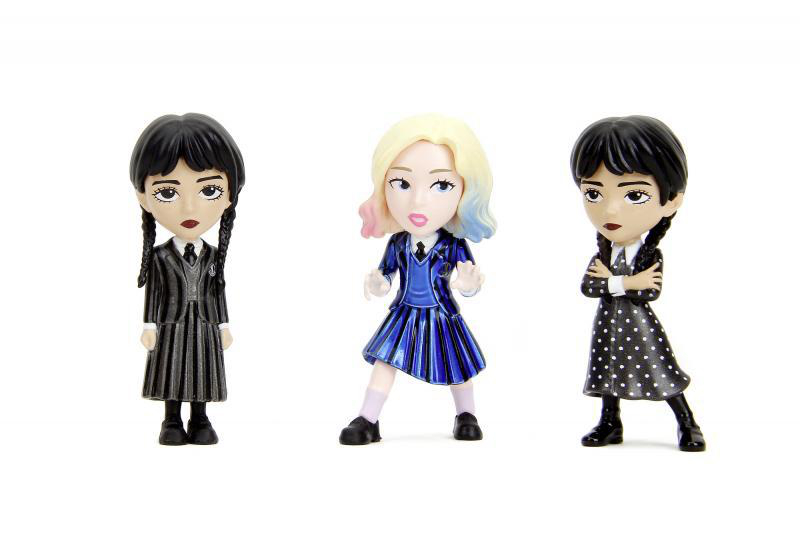 Drei Wednesday Addams-Figuren in verschiedenen Outfits, weißer Hintergrund.