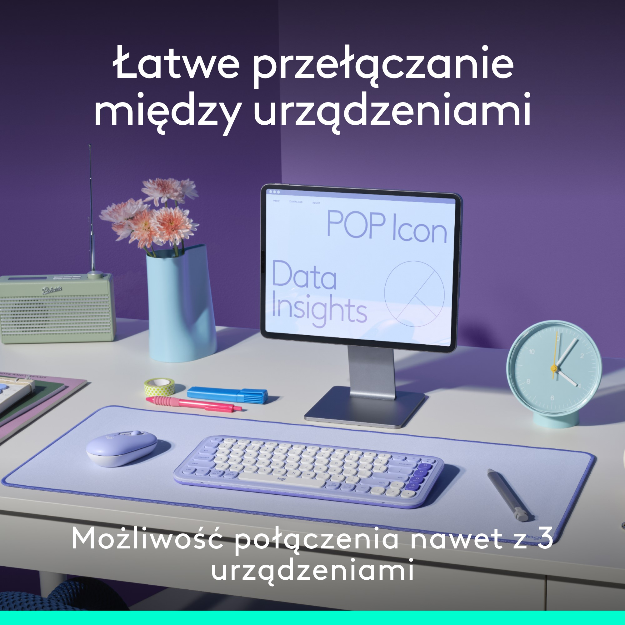 Konfiguracja biurka z monitorem, klawiaturą, myszą i wazonem. Fioletowy motyw. Tekst na górze i na dole.