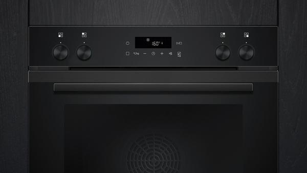 Schwarzer Backofen mit Bedienelementen, einschließlich Knöpfen, einem Display und Symbolen.