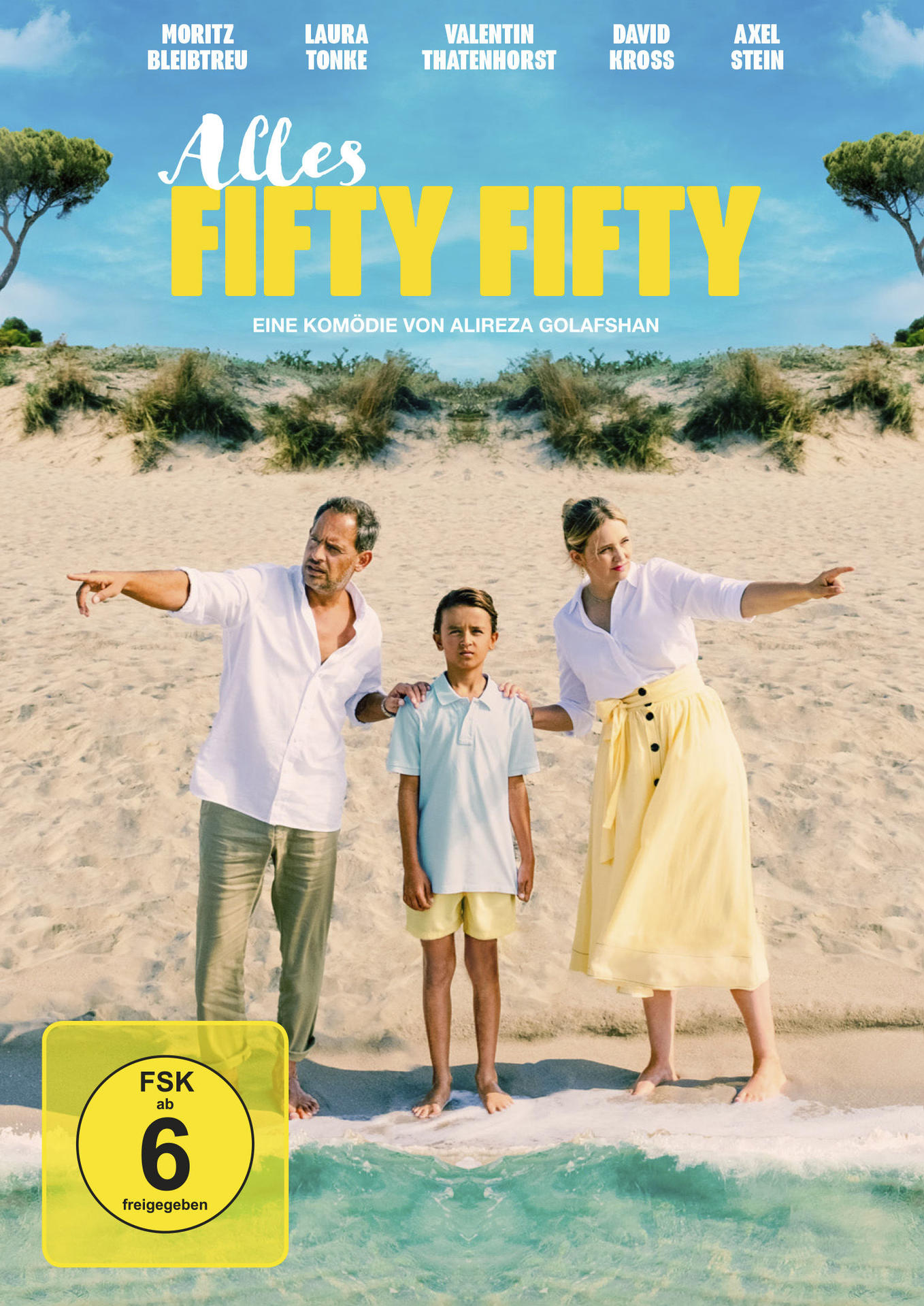 Filmposter. Eine Familie am Strand. Der Titel lautet 'Alles Fifty Fifty'. Blauer Ozean und Himmel.