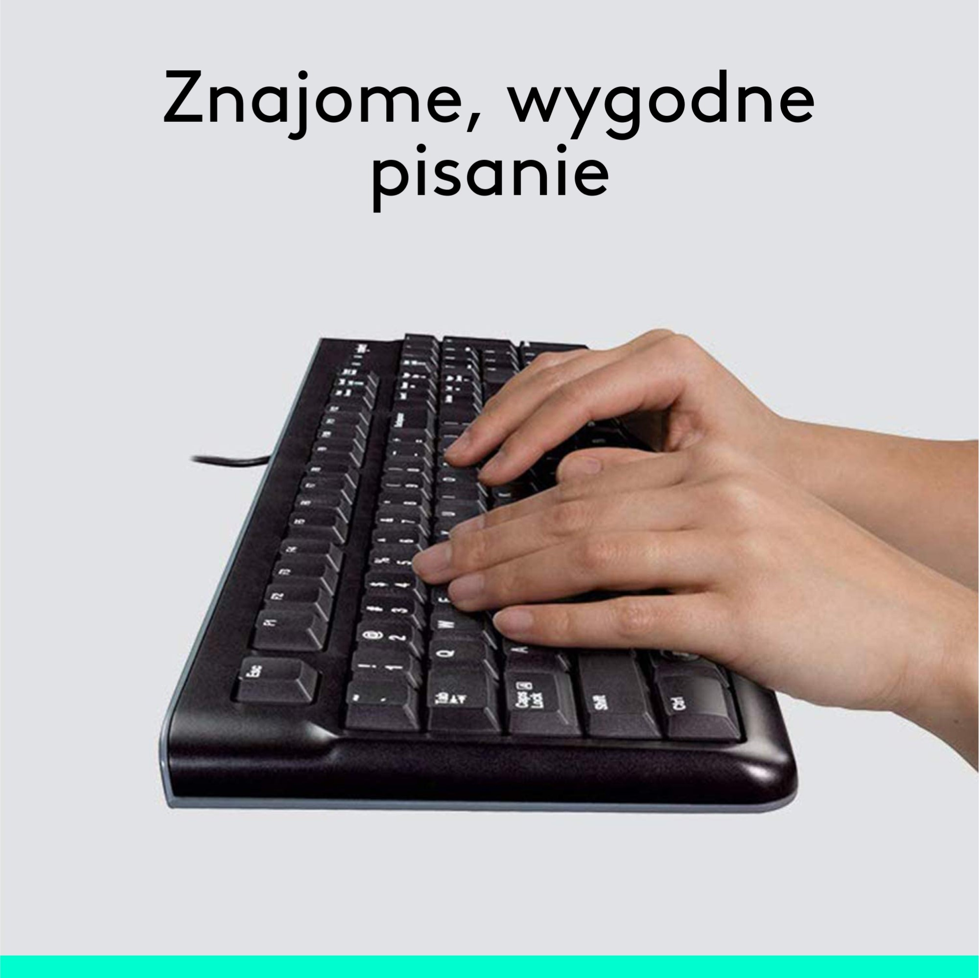 Dłonie piszące na czarnej klawiaturze z białymi literami. Tekst powyżej.