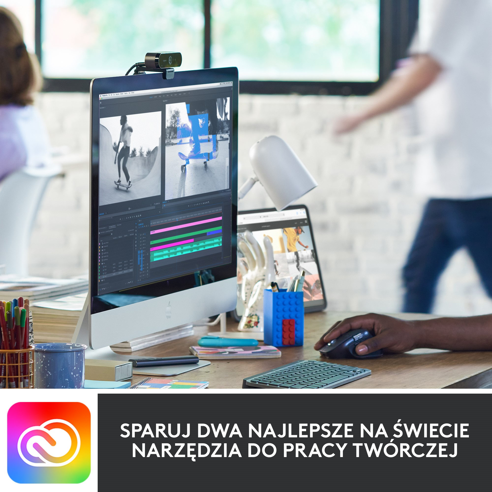 Osoba edytująca wideo na komputerze. Kamera internetowa na górze. Tekst: Połącz najlepsze narzędzia twórcze.