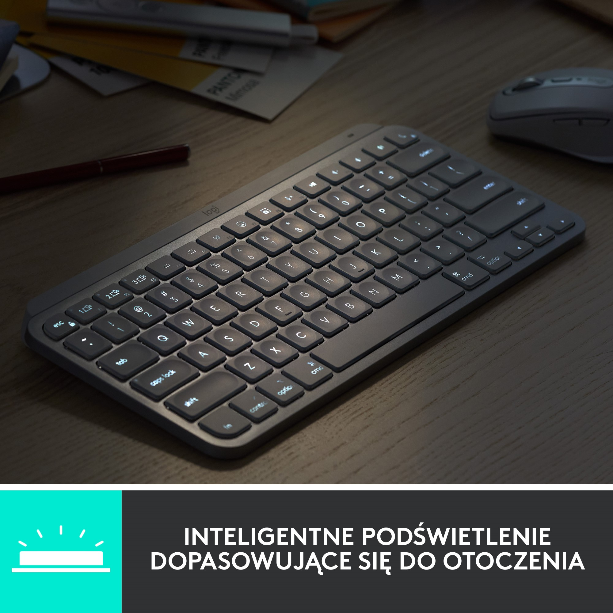 Ciemnoszara klawiatura z podświetlanymi klawiszami, umieszczona na drewnianej powierzchni.