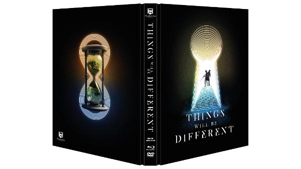 DVD-Hülle mit Schlüsselloch. Zwei Figuren stehen darin, links eine Sanduhr.