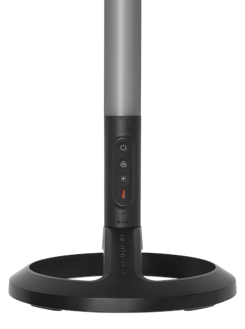 Czarna i srebrna lampa z przyciskami i okrągłą podstawą. Lampa jest na białym tle.